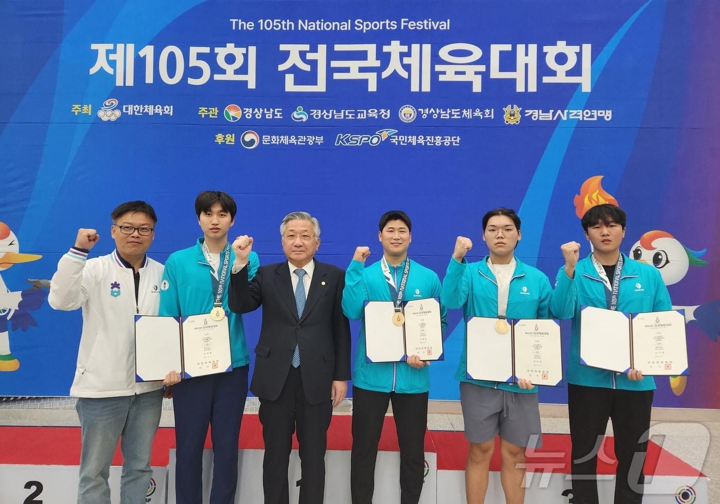 본문 이미지 - 청주대학교 사격부가 105회 전국체전에서 공기권총 단체전 우승을 차지한 뒤 김윤배(왼쪽 세 번째)총장과 함께 기념사진을 찍고 있다.(청주대 제공)/뉴스1