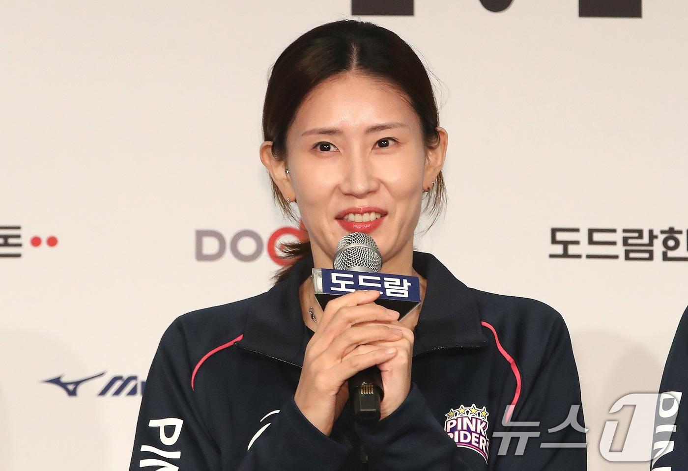 16일 오후 서울 서초구 더케이호텔에서 열린 '도드람 2024-2025 V-리그 여자부 미디어데이'에서 흥국생명 김수지가 시즌에 임하는 각오를 밝히고 있다. 2024.10.16/뉴스1 ⓒ News1 임세영 기자