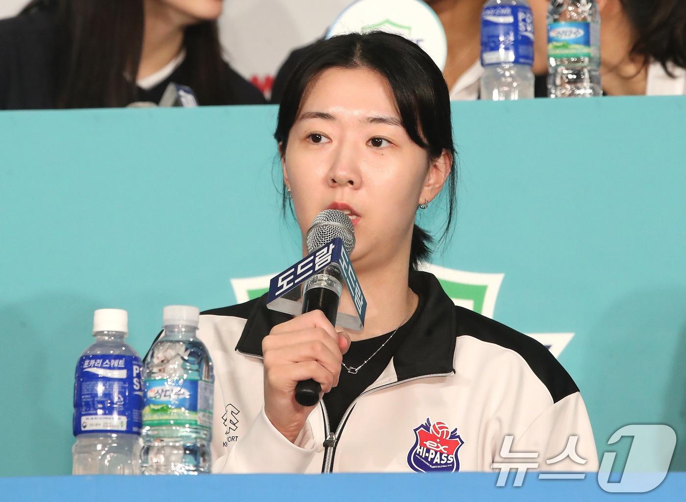 본문 이미지 - 16일 오후 서울 서초구 더케이호텔에서 열린 '도드람 2024-2025 V-리그 여자부 미디어데이'에서 한국도로공사 강소휘가 시즌에 임하는 각오를 밝히고 있다. 2024.10.16/뉴스1 ⓒ News1 임세영 기자
