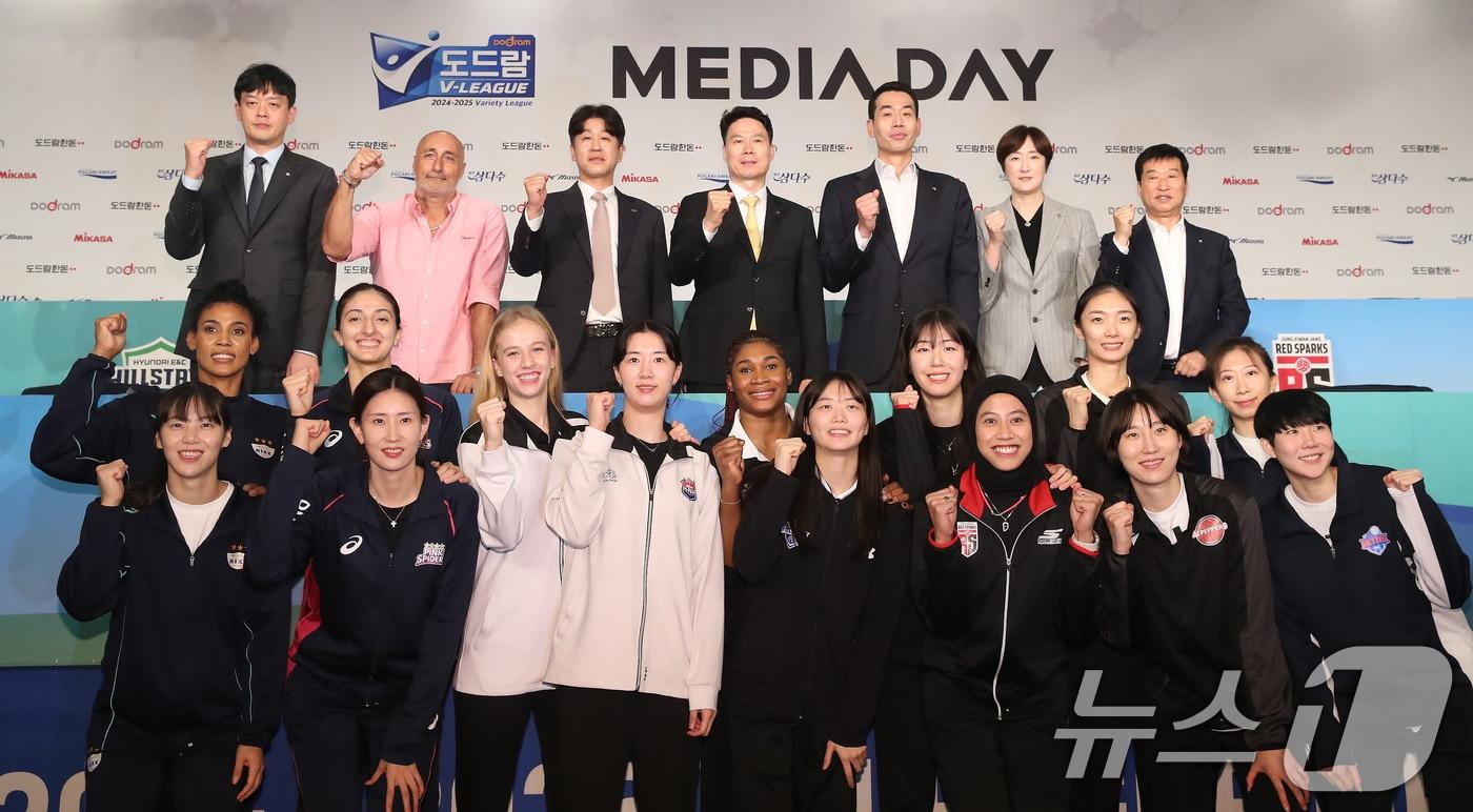 본문 이미지 - V리그 여자부 개막 미디어데이에 참가한 감독과 선수들. 2024.10.16/뉴스1 ⓒ News1 임세영 기자