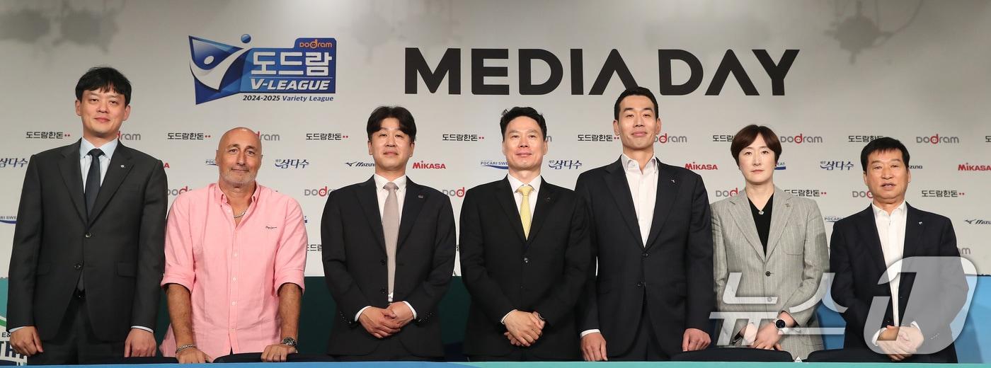 본문 이미지 - 16일 오후 서울 서초구 더케이호텔에서 열린 '도드람 2024-2025 V-리그 여자부 미디어데이'에서 각팀 감독들이 기념촬영을 하고 있다. 왼쪽부터 이영택 GS칼텍스 감독, 아본단자 흥극생명 감독, 김종민 한국도로공사 감독, 강성형 현대건설 감독, 고희진 정관장 감독, 장소연 페퍼저축은행 감독, 김호철 IBK 기업은행 감독. 2024.10.16/뉴스1 ⓒ News1 임세영 기자