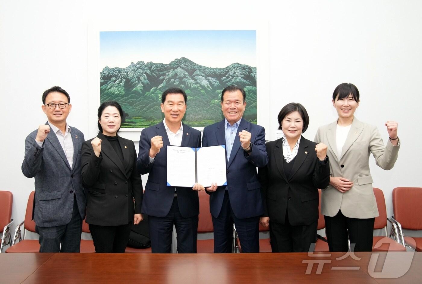 본문 이미지 - 16일 김성수 전북자치도의회 예결위원장(왼쪽 첫번째)이 국회를 방문해 신정훈 행정안전위원장을 만나 건의안을 전달하고 있다.(의회제공)2024.10.16/뉴스1