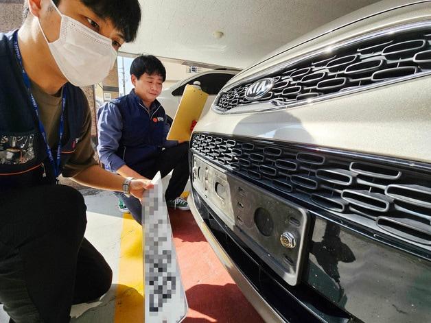 본문 이미지 - 체납챠량을 번호판 영치.&#40;자료 사진&#41;/뉴스1