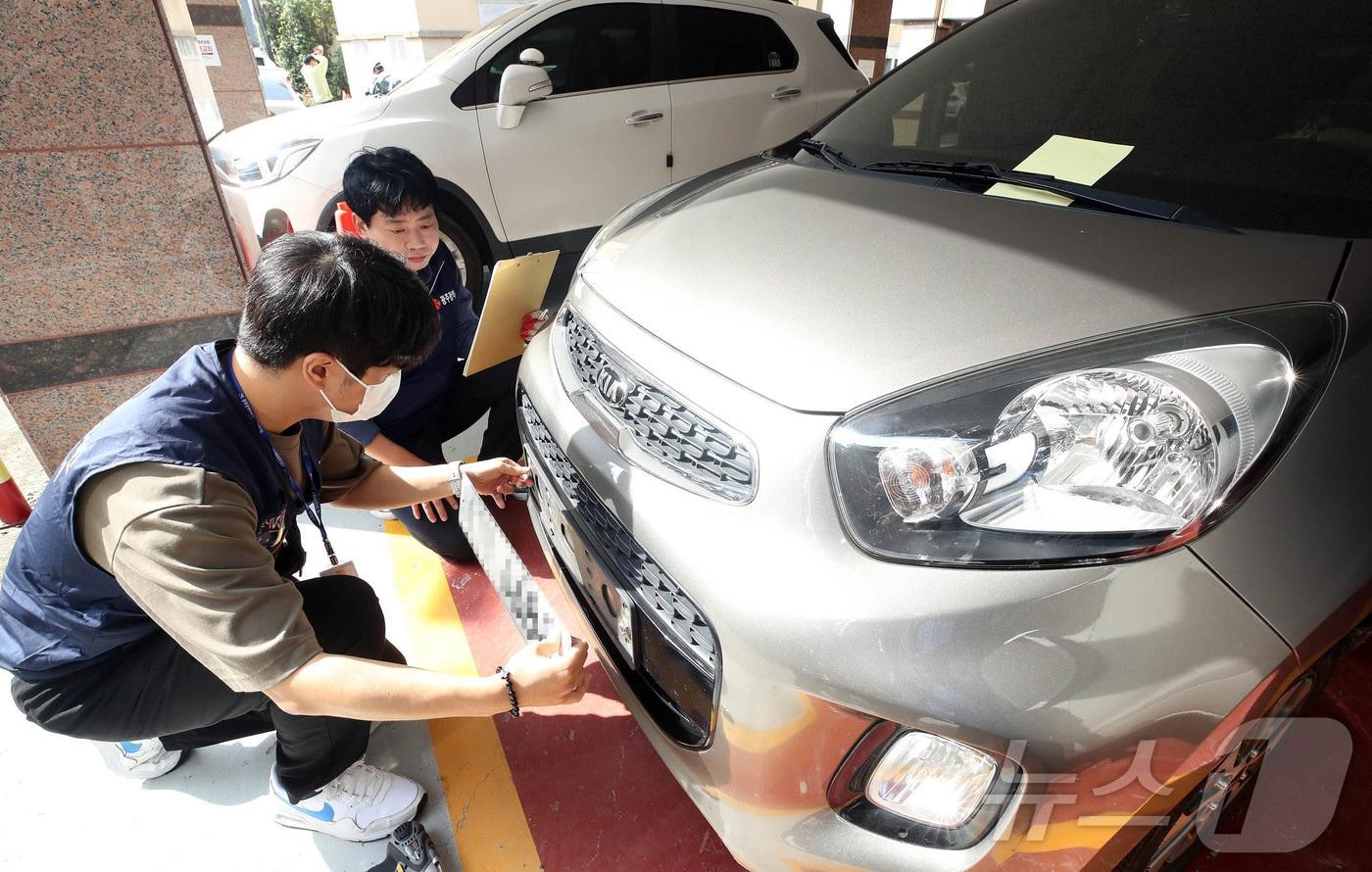 16일 광주 북구청 세무과 체납관리팀 직원들이 용동동 일대 원룸촌 부근에서 자동차세 체납챠량을 대상으로 번호판을 영치하고 있다.(광주 북구 제공)2024.10.16/뉴스1 ⓒ News1 박지현 기자