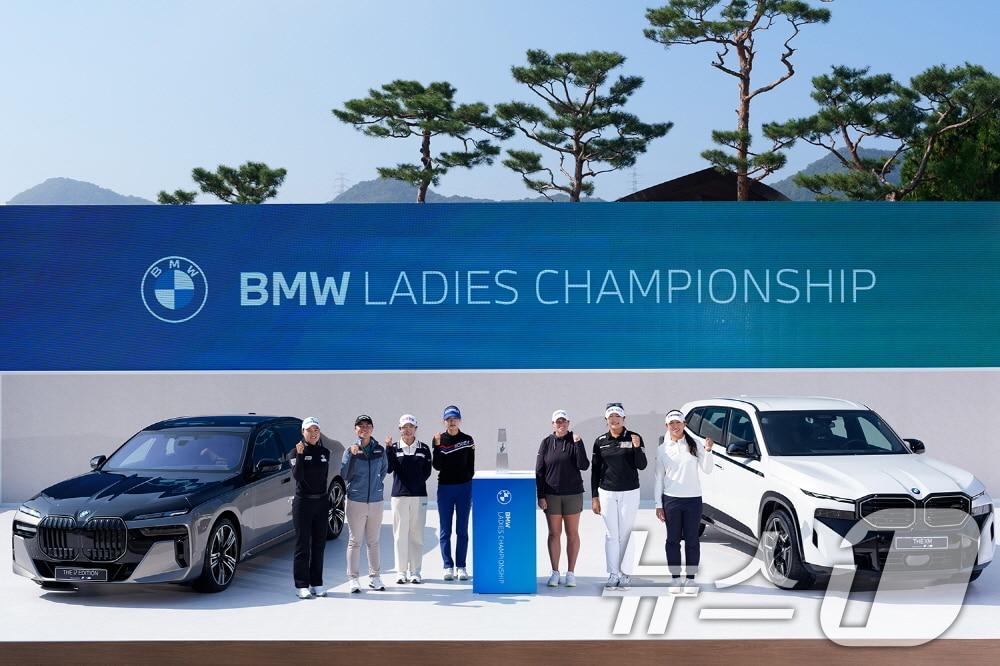 본문 이미지 - 지난해 10월 16일 경기도 파주 서원밸리CC에서 열린 &#39;BMW 레이디스 챔피언십 2024 포토콜&#39;에서 이민지&#40;왼쪽부터&#41;, 사소 유카, 임진희, 오수민, 로렌 코플린, 유해란, 양희영이 포즈를 취하고 있다. &#40;BMW 코리아 제공&#41; 2024.10.16/뉴스1