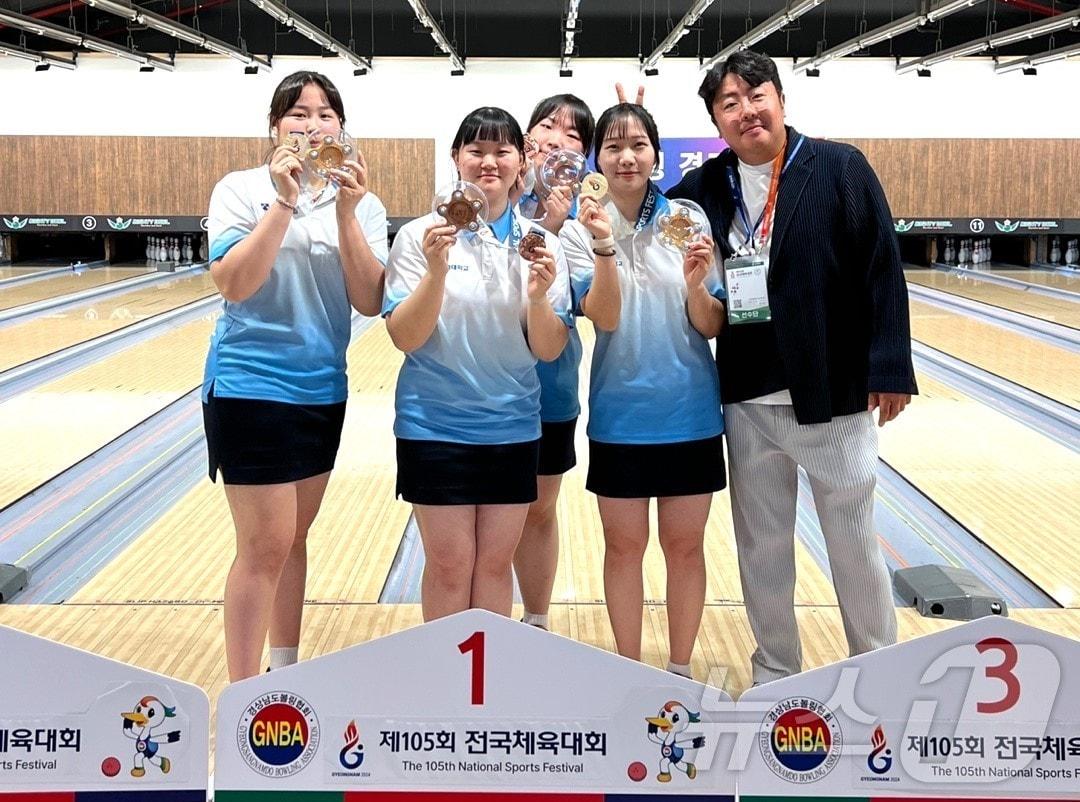 본문 이미지 - 왼쪽부터 서예지, 신다현, 박지우, 박수민 선수와 김기선 감독. (배재대 제공)/뉴스1