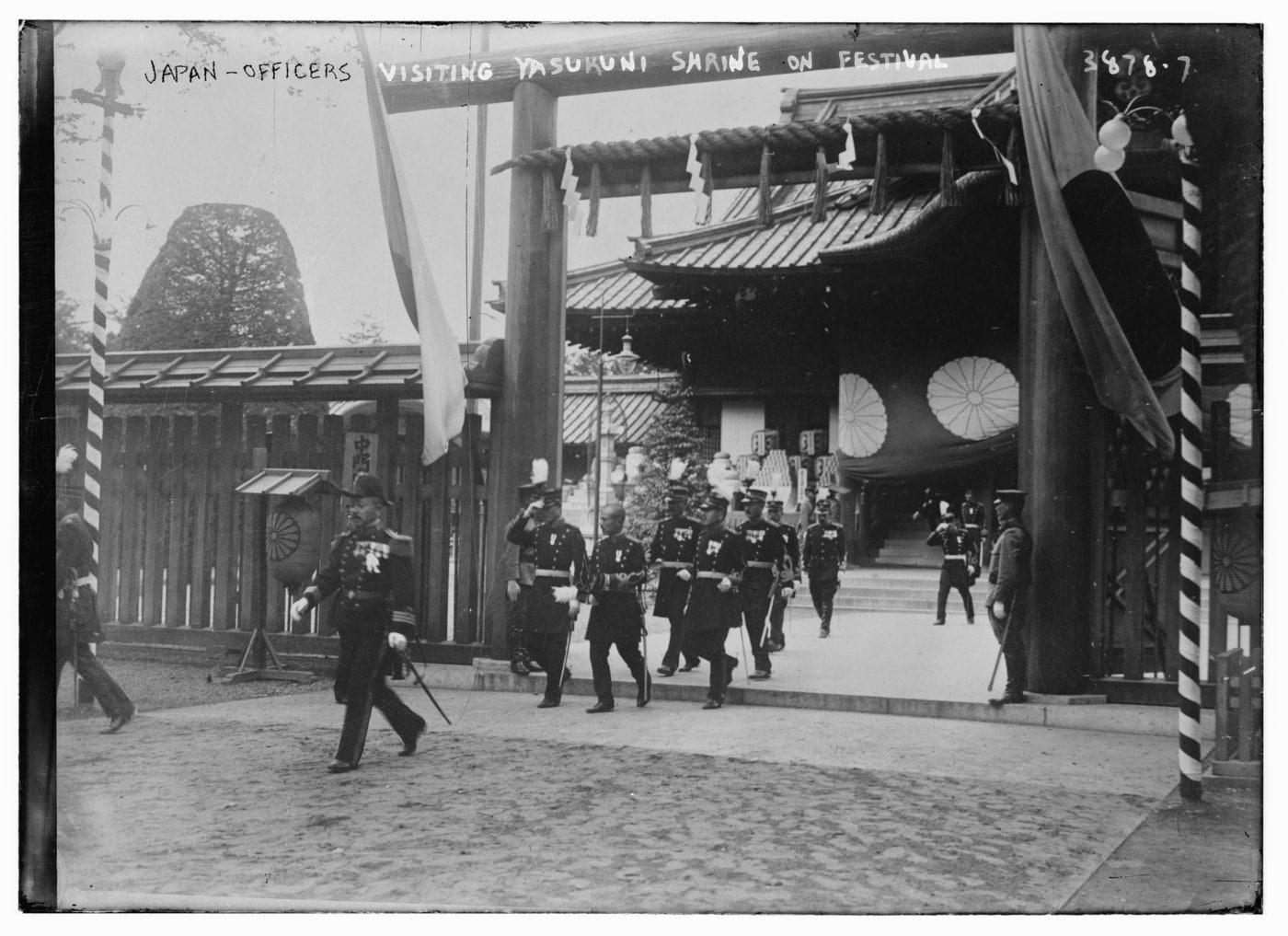 본문 이미지 - 야스쿠니 신사를 참배하는 일본 관료들. (출처: Bain News Service, publisher, 사진(1915), Wikimedia Commons, Public domain)