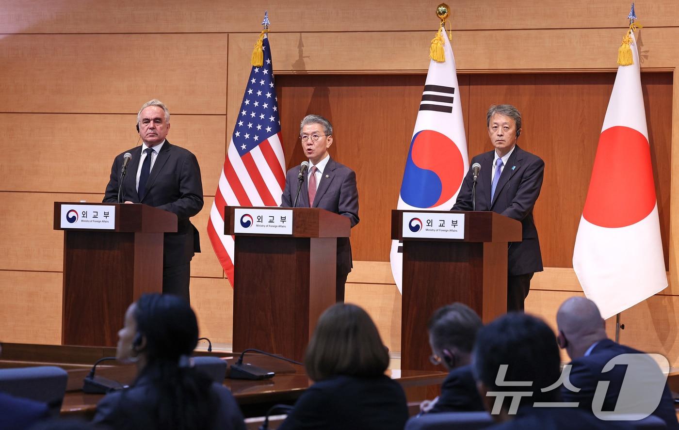 본문 이미지 - 김홍균 외교부 제1차관(가운데)이 16일 오후 서울 종로구 외교부 청사에서 커트 캠벨 미국 국무부 부장관, 오카노 마사타카 일본 외무성 사무차관 함께 제14차 한미일 외교차관협의회 결과 합동 기자회견을 하고 있다. 한미일 외교차관협의회는 북핵 및 지역·글로벌 사안에 대한 공조 방안을 논의하기 위한 협의체다. 2024.10.16/뉴스1 ⓒ News1 장수영 기자