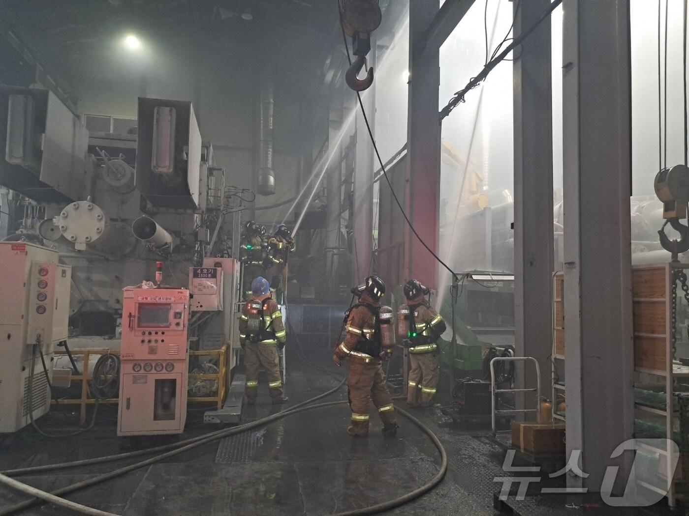 본문 이미지 - 16일 오후 5시 53분쯤 인천시 부평구 삼산동의 한 금속가공제품 공장에서 화재가 발생했다. 소방대원이 화재를 진압하고 있다. (인천소방본부 제공)2024.10.16/뉴스1 ⓒ News1 정진욱 기자