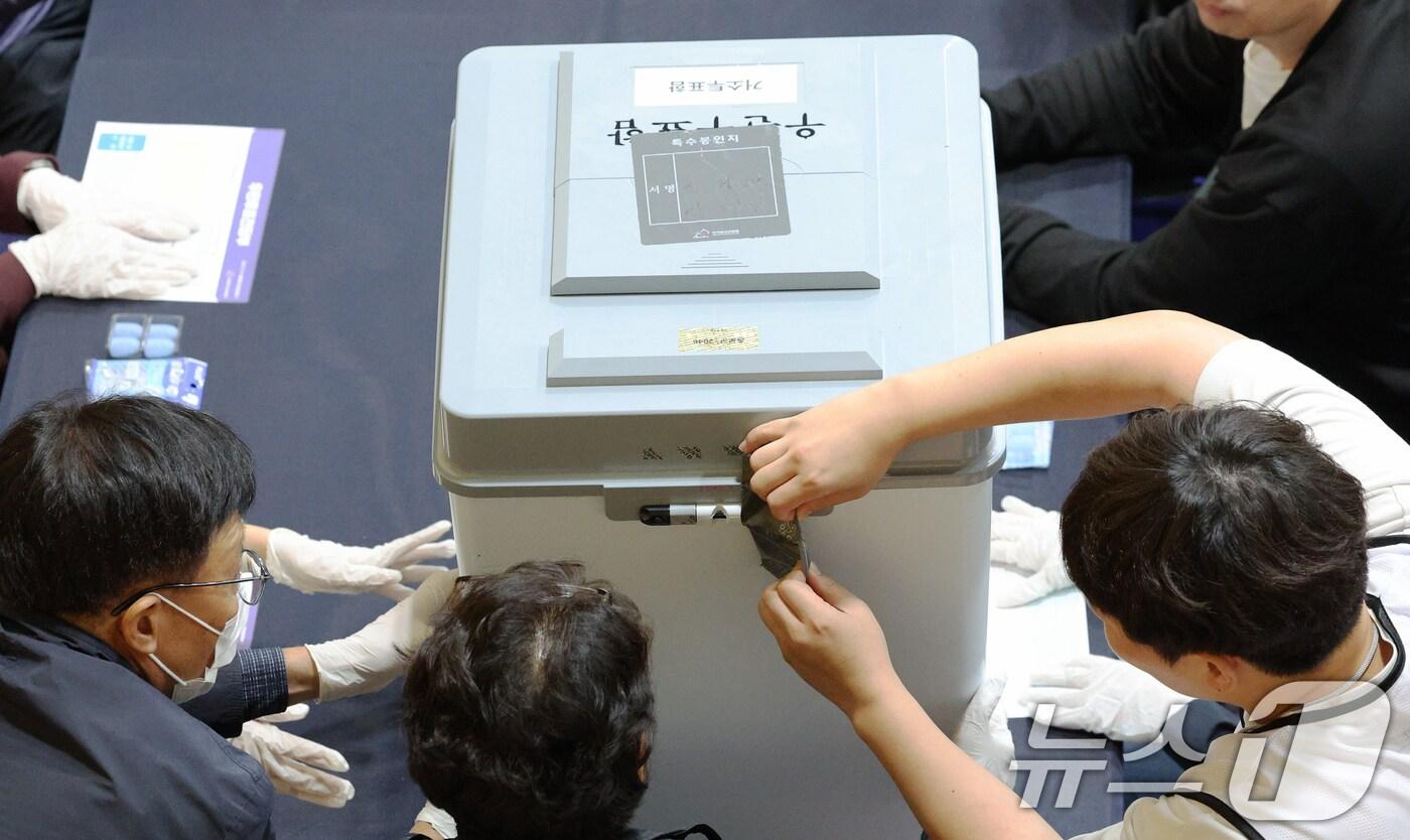 2024 하반기 재·보궐선거 투표일인 16일 오후 서울 종로구 경기상고에 마련된 서울시교육감 보궐선거 개표소에서 사무원들이 투표함을 개봉하고 있다. 2024.10.16/뉴스1 ⓒ News1 장수영 기자