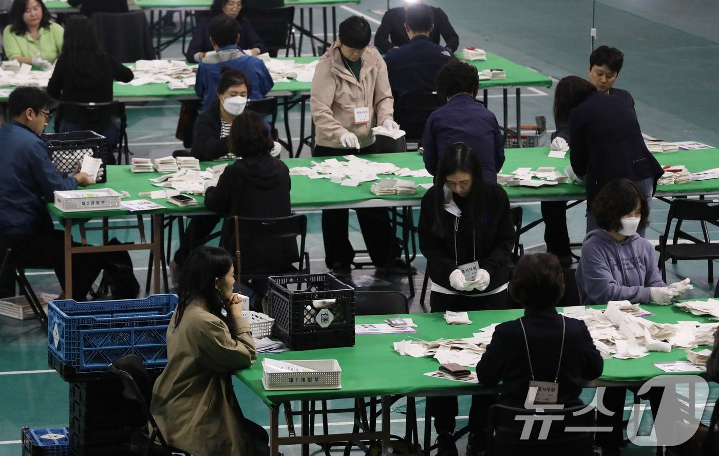 10·16 재보궐선거일인 16일 오후 부산 금정구 스포원파크 금정체육공원 실내체육관에 마련된 개표소에서 개표사무원들이 투표지 분류 작업을 하고 있다. 2024.10.16/뉴스1 ⓒ News1 윤일지 기자