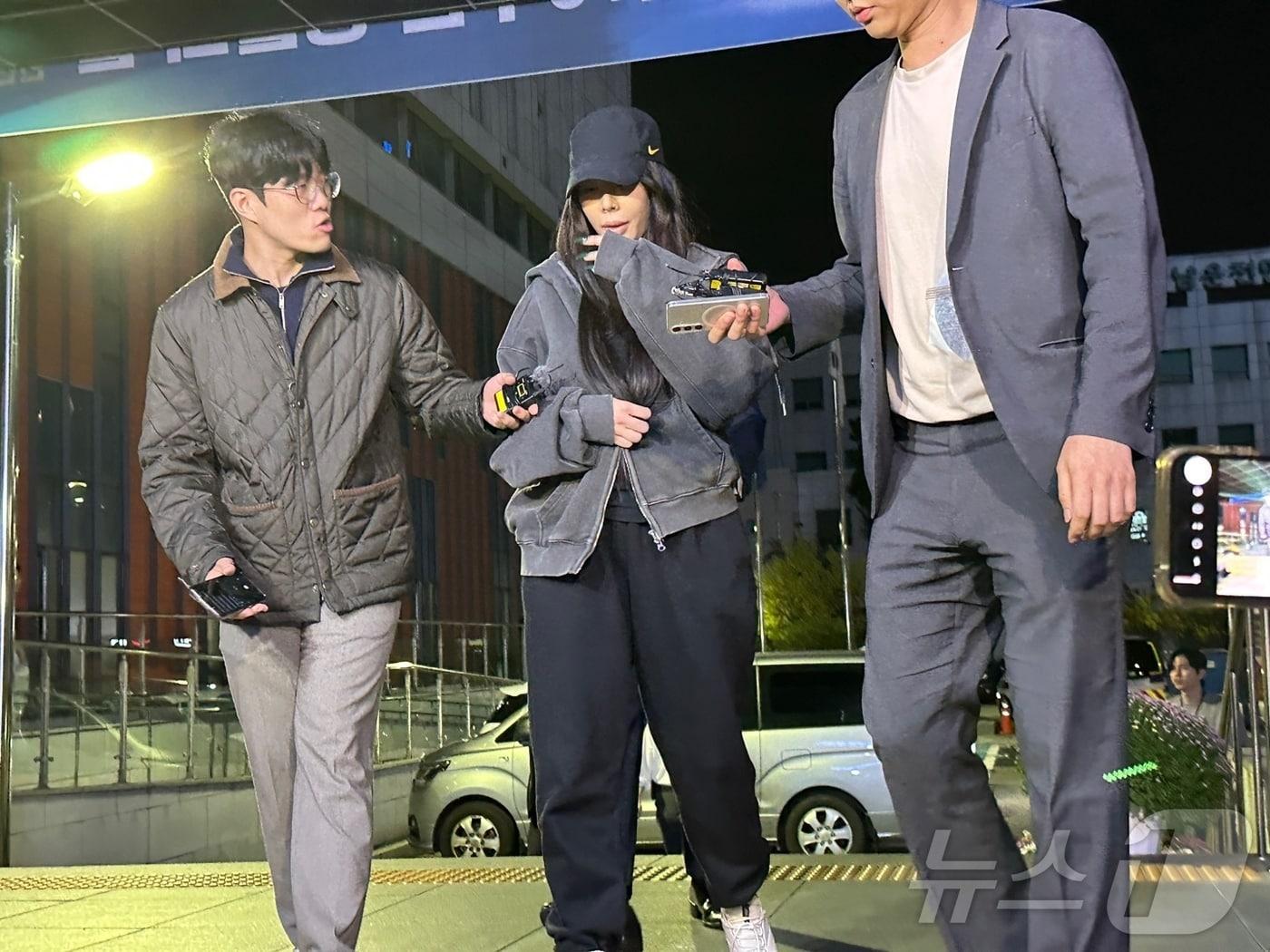 본문 이미지 - 가수 제시가 16일 오후 피고소인 조사를 받기 위해 강남경찰서에 출석하고 있다. ⓒ 뉴스1 홍유진 기자