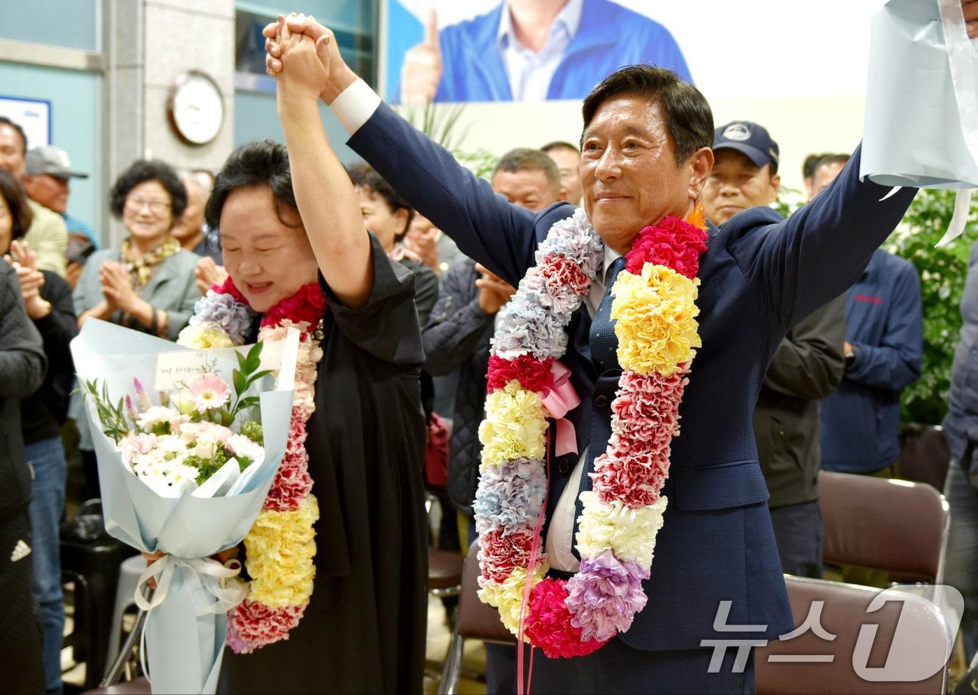 본문 이미지 - 조상래 더불어민주당 곡성군수 후보가 10·16 재보궐 선거 당일인 16일 오후 곡성읍 선거사무소에서 당선이 확실시 되자 지지자들의 환호를 받으며 기뻐하고 있다. 2024.10.16/뉴스1 ⓒ News1 김동수 기자