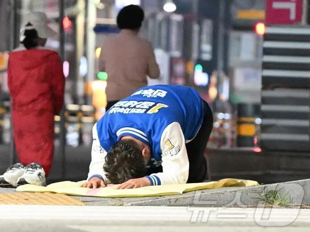 본문 이미지 - 더불어민주당 장세일 영광군수 후보가 사전투표를 앞둔 9일 전남 영광읍 도보에서 군민들에 큰절을 올리며 지지를 호소하고 있다.(캠프 제공)2024.10.16./뉴스1