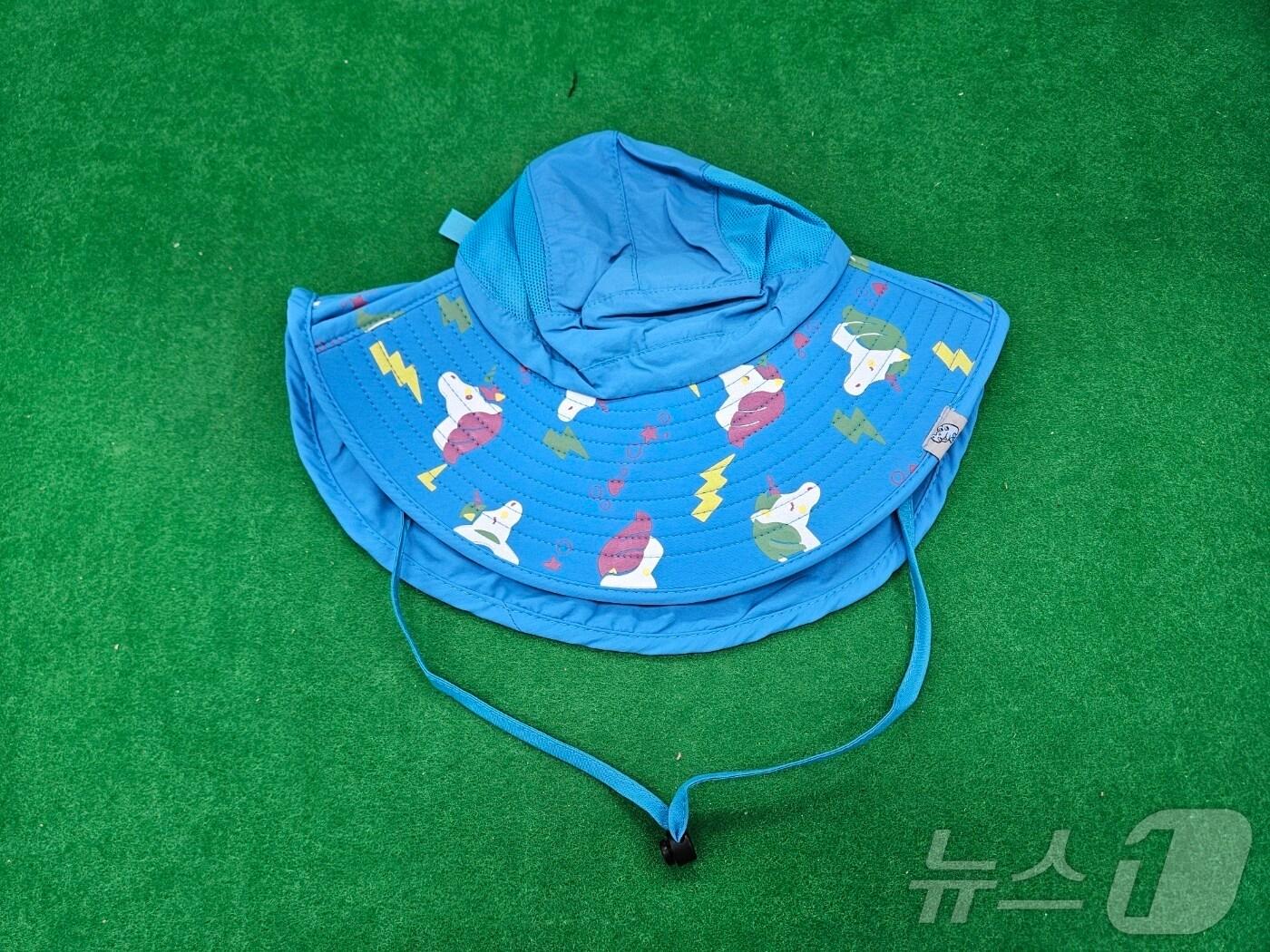 본문 이미지 - 호르몬 균형에 교란을 일으키는 프탈레이트계 가소제가 기준치 대비 375.9배 검출된 아동용 모자.(경기도 제공)