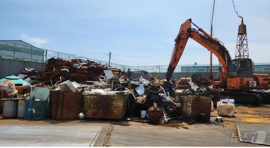 본문 이미지 - 폐기물처리 신고를 하지 않고 고철을 수집·운반하여 야적한 사업장(부산시청 제공)