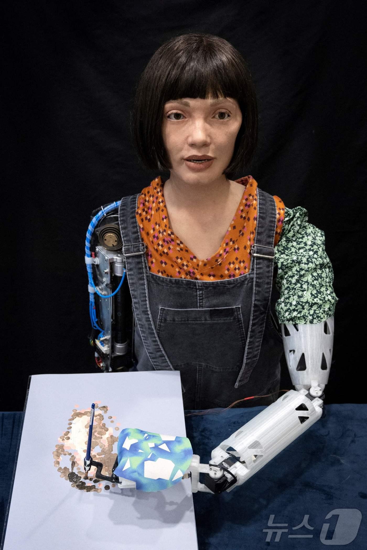 본문 이미지 - 2022년 4월 4일 영국 런던 중심에서 인공지능(AI)으로 구동되는 휴머노이드 로봇 '아이다'(Ai-Da)가 그림을 그리고 있다. 2022.04.04 ⓒ AFP=뉴스1 ⓒ News1 김지완 기자