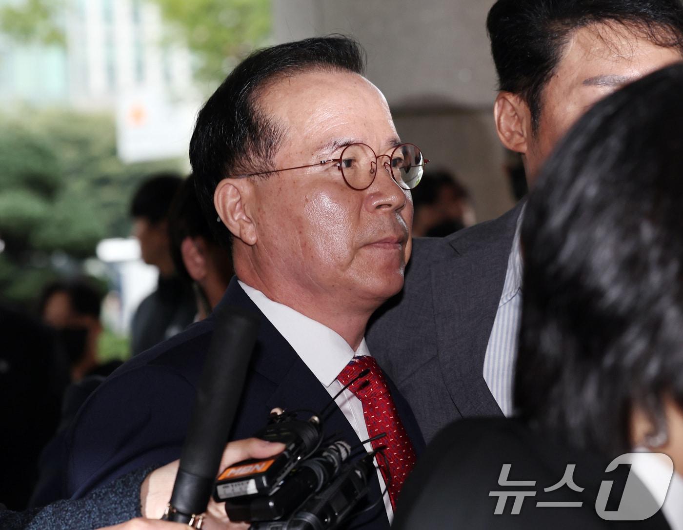 본문 이미지 - 업무상 과실치사(10.29 이태원 참사 부실 대응) 혐의로 기소된 김광호 전 서울경찰청장이 17일 오전 서울 마포구 서울서부지방법원에서 열린 1심 선고공판에 출석하고 있다. 2024.10.17/뉴스1 ⓒ News1 구윤성 기자