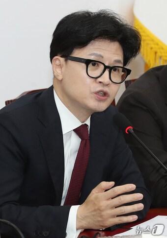 본문 이미지 - 한동훈 국민의힘 대표가 17일 오전 서울 여의도 국회에서 열린 최고위원회의에서 모두발언을 하고 있다. 2024.10.17/뉴스1 ⓒ News1 이광호 기자