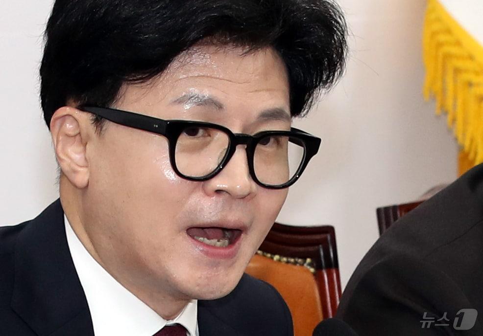 본문 이미지 - 한동훈 국민의힘 대표가 17일 오전 서울 여의도 국회에서 열린 최고위원회의에서 모두발언을 하고 있다. 2024.10.17/뉴스1 ⓒ News1 이광호 기자