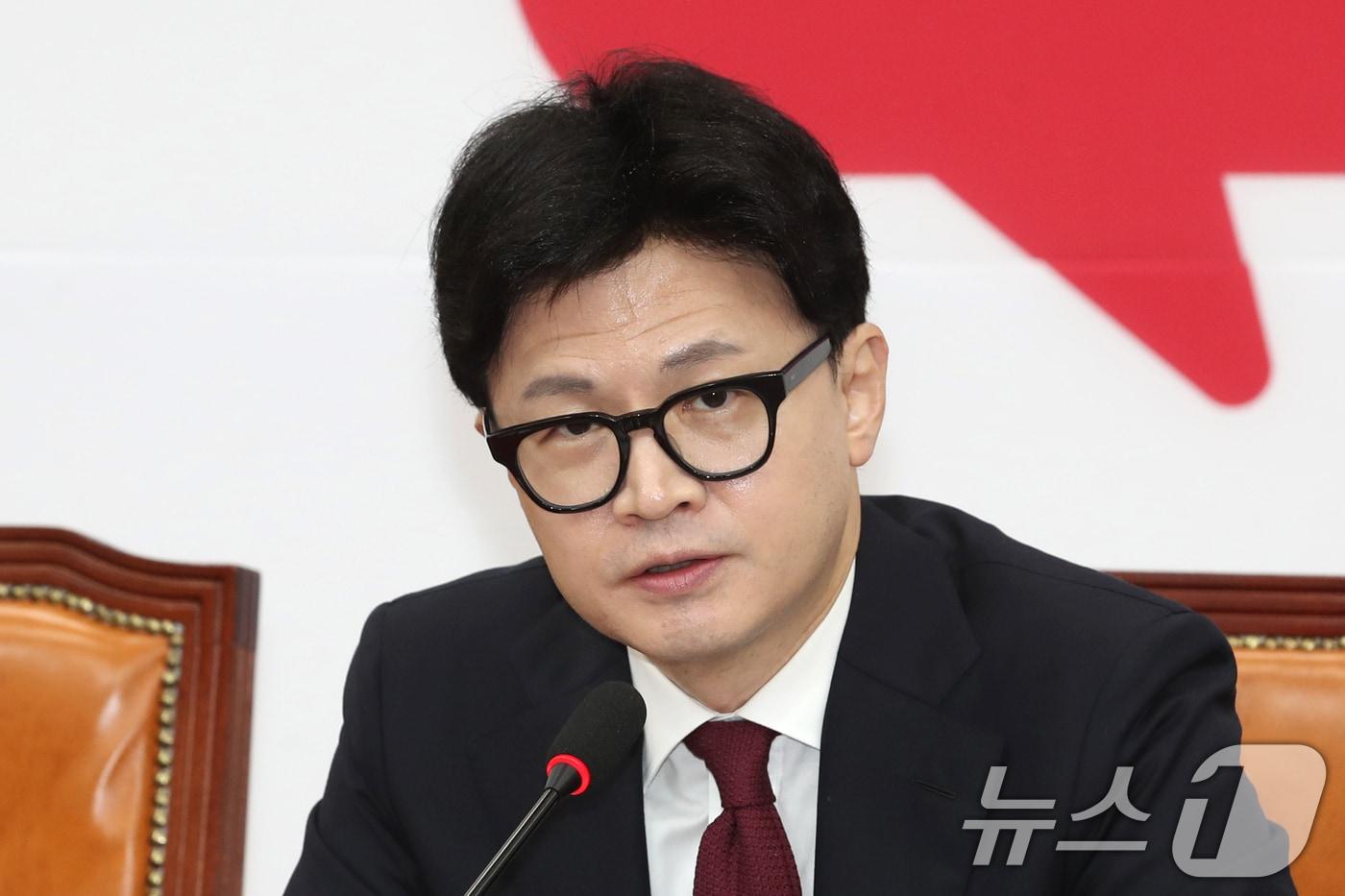 본문 이미지 - 한동훈 국민의힘 대표가 17일 오전 서울 여의도 국회에서 열린 최고위원회의에서 모두발언을 하고 있다. 2024.10.17/뉴스1 ⓒ News1 이광호 기자