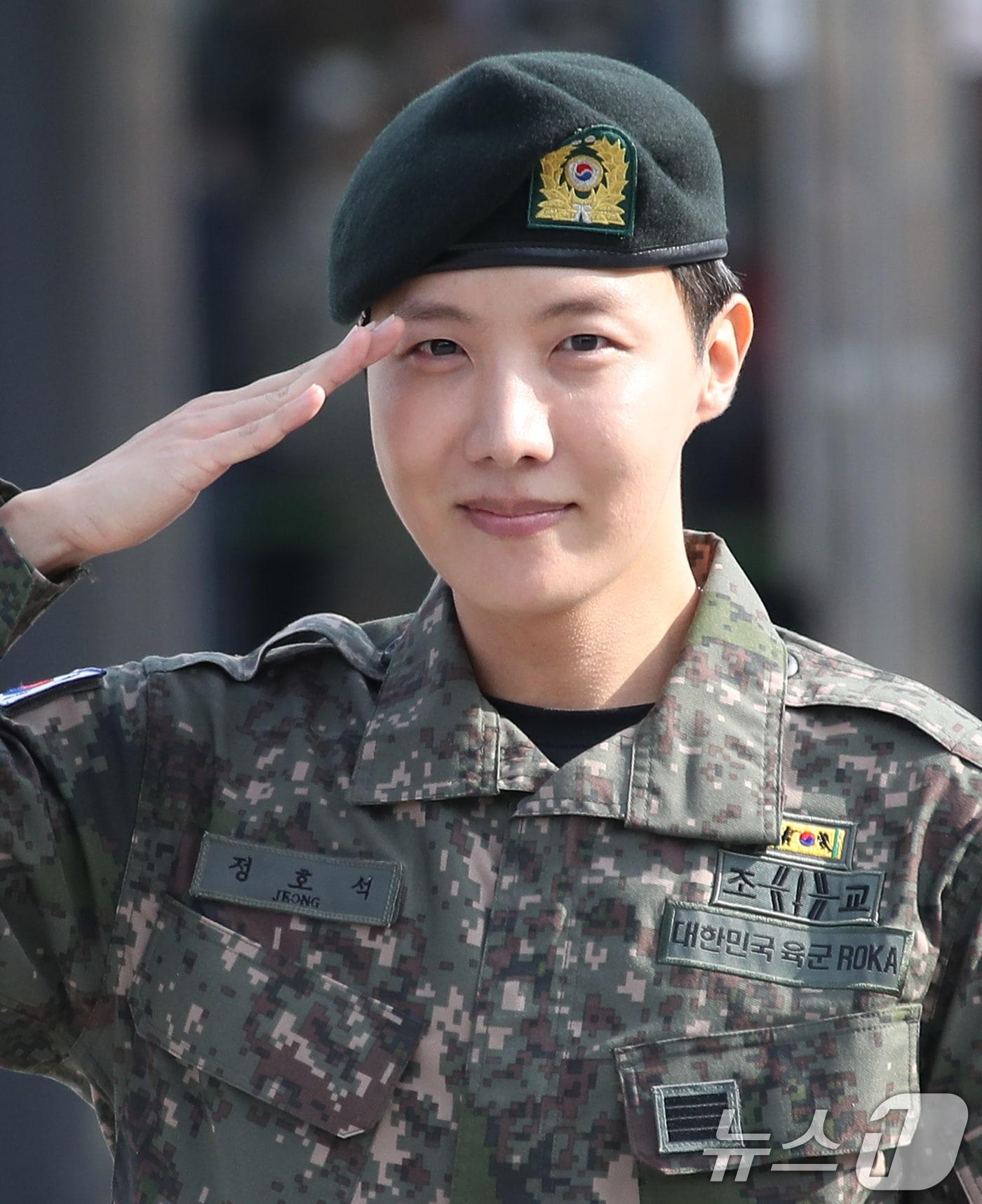 본문 이미지 - 방탄소년단(BTS) 제이홉(30)이 17일 강원도 원주시에 위치한 육군 제36보병사단 백호 신병교육대에서 육군 현역으로 군 복무를 마친 뒤 인사를 하고 있다. 제이홉은 지난해 4월 입대해 육군 제36보병사단 백호 신병교육대에서 조교로 복무해왔다. 2024.10.17/뉴스1 ⓒ News1 권현진 기자