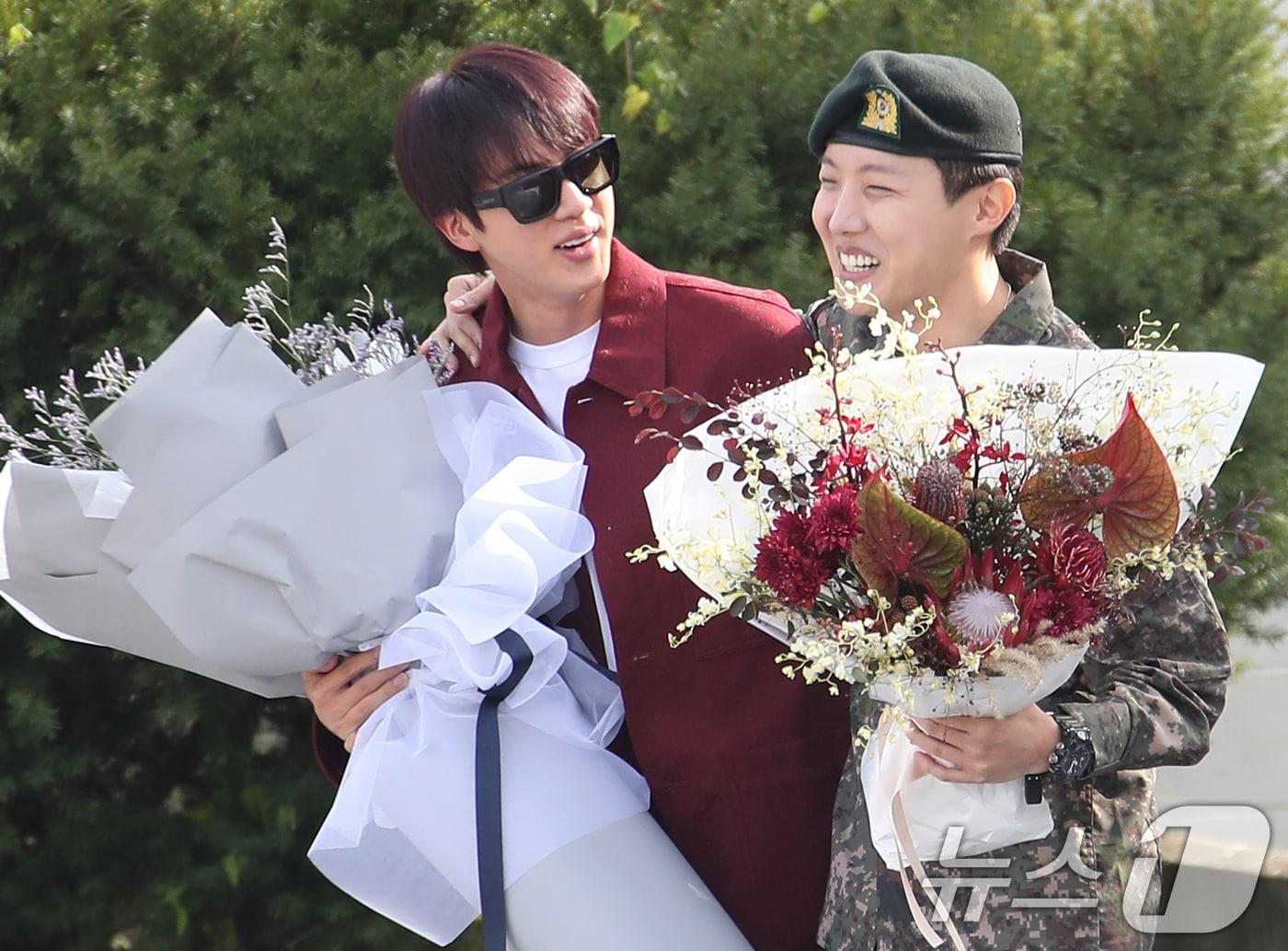 본문 이미지 - 방탄소년단(BTS) 진(왼쪽)이 17일 강원도 원주시에 위치한 육군 제36보병사단 백호 신병교육대에서 육군 현역으로 군 복무를 마친 제이홉을 축하하고 있다. 2024.10.17./뉴스1 ⓒ News1 권현진 기자