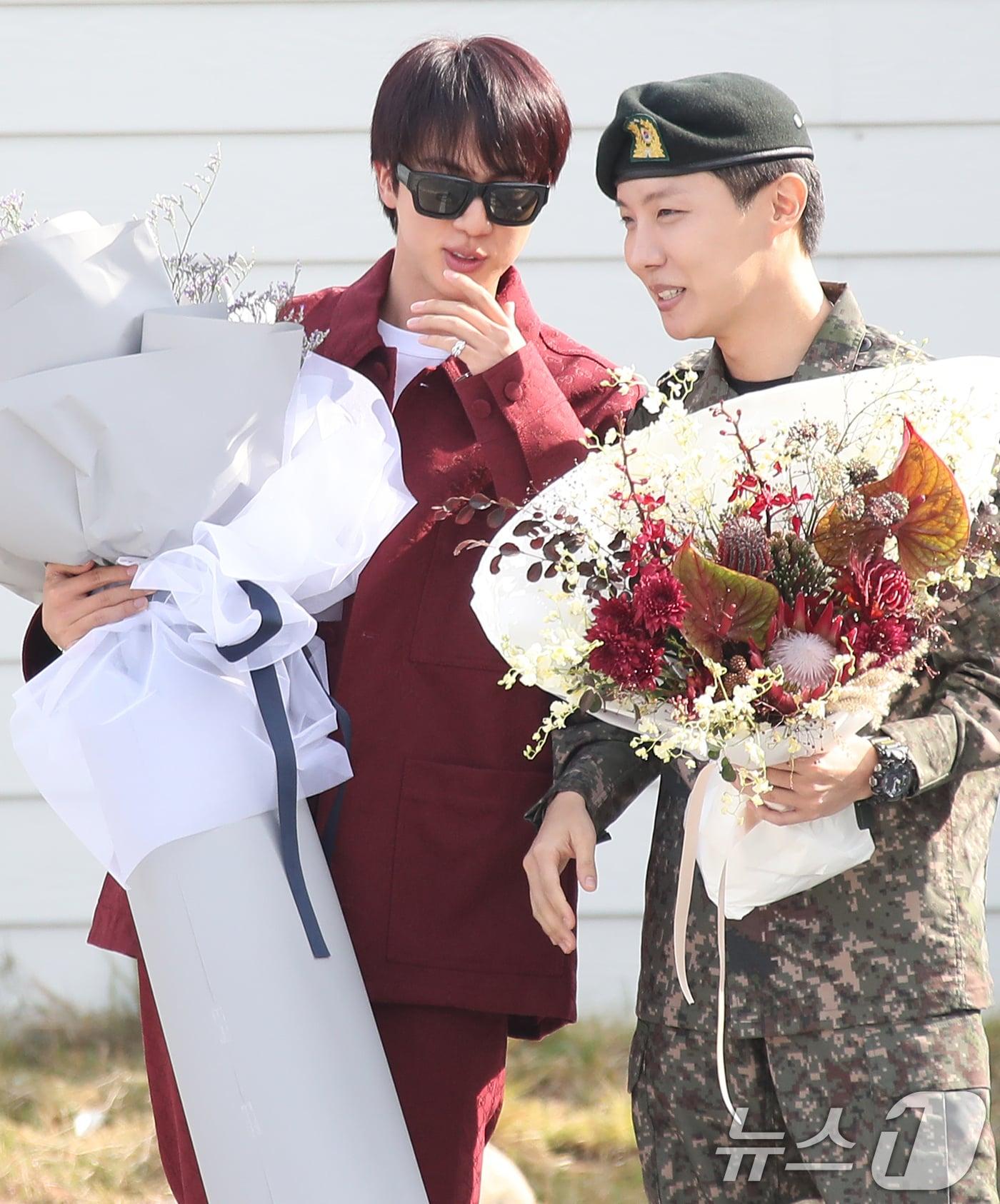 본문 이미지 - 방탄소년단(BTS) 진(왼쪽)이 17일 강원도 원주시에 위치한 육군 제36보병사단 백호 신병교육대에서 육군 현역으로 군 복무를 마친 제이홉을 축하하고 있다. 2024.10.17./뉴스1 ⓒ News1 권현진 기자