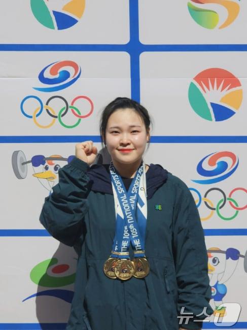 본문 이미지 - 강원 원주시청 직장운동경기부 소속 선수들이 최근 제105회 전국체육대회에서 금메달 3개를 비롯 총 9개의 메달을 획득했다. 역도 여자일반부 -59kg급 함은지 선수가 금메달 3개를 목에 걸고 미소 짓고 있다. (원주시 제공) 2024.10.17/뉴스1