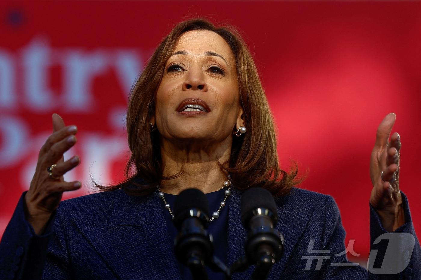 본문 이미지 - 미국 민주당 대통령 후보 카멀라 해리스 부통령이 16일(현지시간) 펜실베이니아주 의 독립전쟁 유적지인 워싱턴 크로싱에서 선거 유세를 갖고 “도널드 트럼프 전 대통령이 백악관에 재 입성하면 미국의 민주주의를 통째로 해체하게 될 것”이라고 주장하고 있다. 2024.10.17 ⓒ 로이터=뉴스1 ⓒ News1 우동명 기자