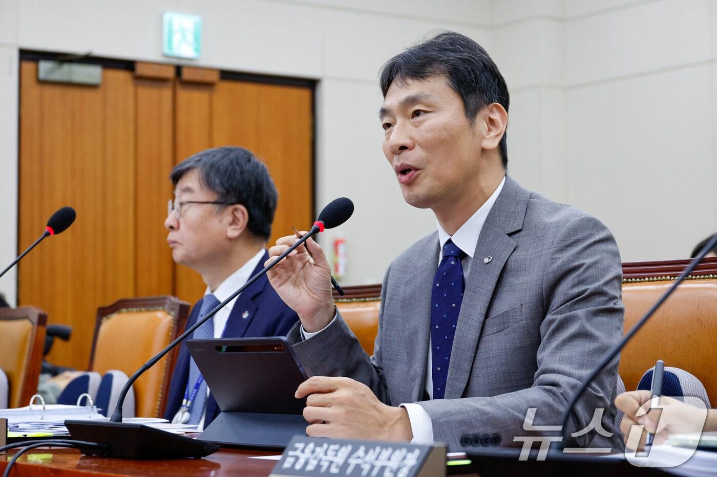 본문 이미지 - 이복현 금융감독원장이 17일 오전 서울 여의도 국회 정무위원회에서 열린 금융감독원·서민금융진흥원 국정감사에서 의원 질의에 답하고 있다. 2024.10.17/뉴스1 ⓒ News1 안은나 기자