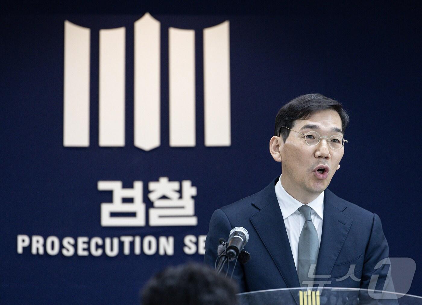 본문 이미지 - 조상원 서울중앙지검 4차장이 지난달 17일 서울 서초구 서울중앙지방검찰청에서 윤석열 대통령 부인 김건희 여사의 도이치모터스 시세조종 가담 의혹 수사결과를 발표하고 있다./뉴스1 ⓒ News1 이재명 기자