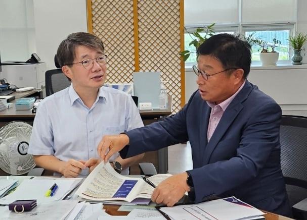 본문 이미지 - 이승원 세종시 경제부시장(오른쪽)이 기획재정부를 방문, 김동일 예산실장에게 국제정원도시박람회 등 현안 사업에 대한 국비 지원을 건의하고 있다. (자료사진) / 뉴스1