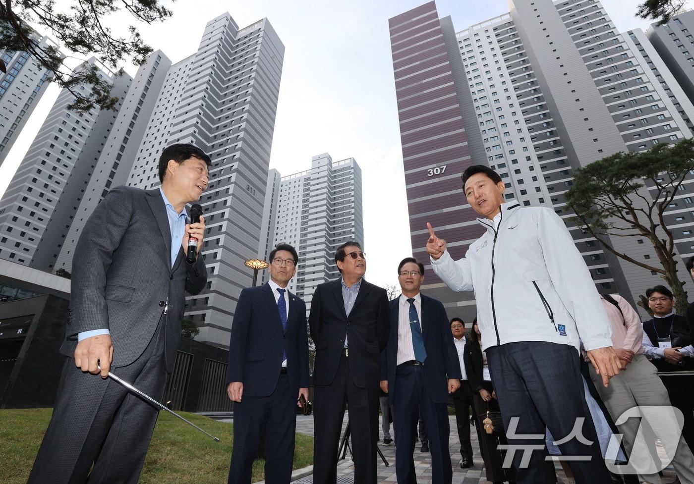 오세훈 서울시장이 17일 오전 서울 강동구 '미리 내 집'(장기전세주택Ⅱ) 첫 단지인 올림픽파크포레온을 방문, 사업현황을 보고받고 있다. 미리 내 집은 2007년 오세훈 시장이 도입한 장기전세주택(SHift)을 신혼부부에게 저렴하게 공급, 자녀 출산 시 거주기간을 연장해 주고 내 집 마련 기회 등 다양한 인센티브를 제공하는 저출산 극복을 위한 대표적인 신혼부부 주택정책이다. (공동취재) 2024.10.17/뉴스1 ⓒ News1 황기선 기자