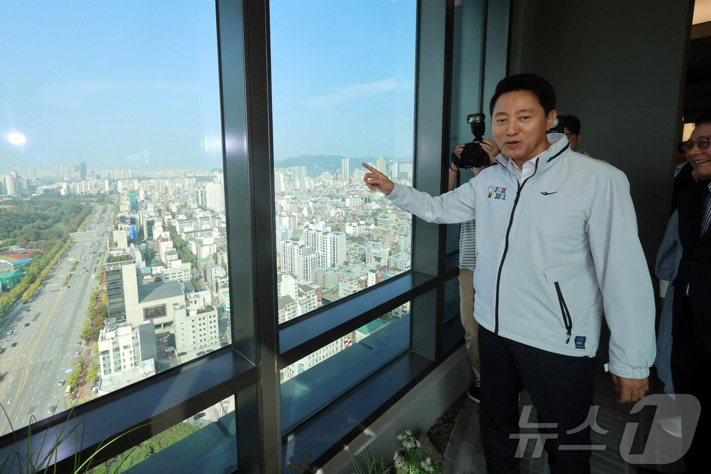 본문 이미지 - 오세훈 서울시장이 17일 오전 서울 강동구 둔촌동 올림픽파크포레온(둔촌주공 재건축)에서 '미리 내 집(장기전세주택Ⅱ)' 입주자 예정자들과 함께 현장을 둘러보고 있다.  2024.10.17/뉴스1 ⓒ News1 황기선 기자