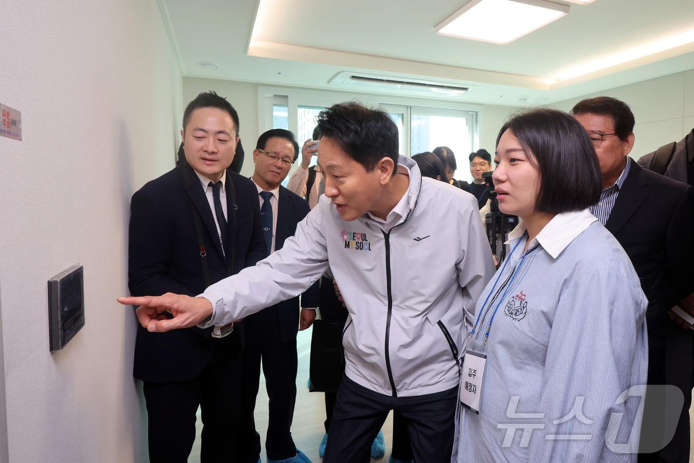 본문 이미지 - 오세훈 서울시장이 17일 오전 서울 강동구 둔촌동 올림픽파크포레온(둔촌주공 재건축)에서 '미리 내 집(장기전세주택Ⅱ)' 입주자 예정자들과 함께 현장을 둘러보고 있다. 신혼부부 300가구를 대상으로 모집한 ‘미리 내 집’은 이달 중 사전점검을 진행하고 오는 12월 입주를 진행할 예정이다. 2024.10.17/뉴스1 ⓒ News1 황기선 기자