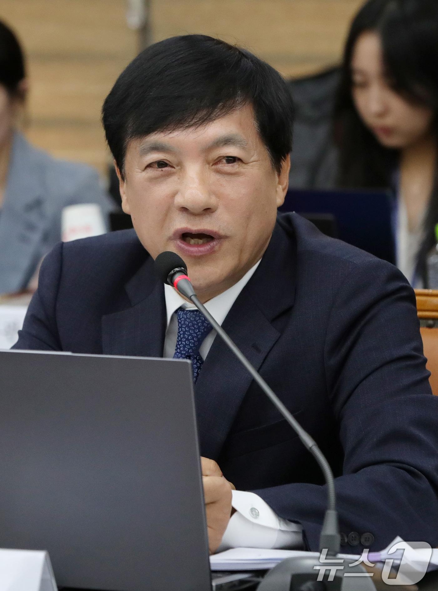 본문 이미지 - 이성윤 더불어민주당 국회의원이 17일 대전광역시 대전고등법원에서 열린 국회 법제사법위원회 국정감사에서 질의를 하고 있다. 2024.10.17/뉴스1 ⓒ News1 유경석 기자