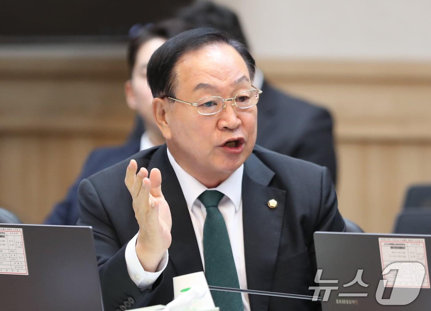 본문 이미지 - 한기호 국민의힘 의원이 17일 충남 계룡대에서 열린 국회 국방위원회의 육군본부에 대한 국정감사에서 질의하고 있다. 2024.10.17/뉴스1 ⓒ News1 김기태 기자