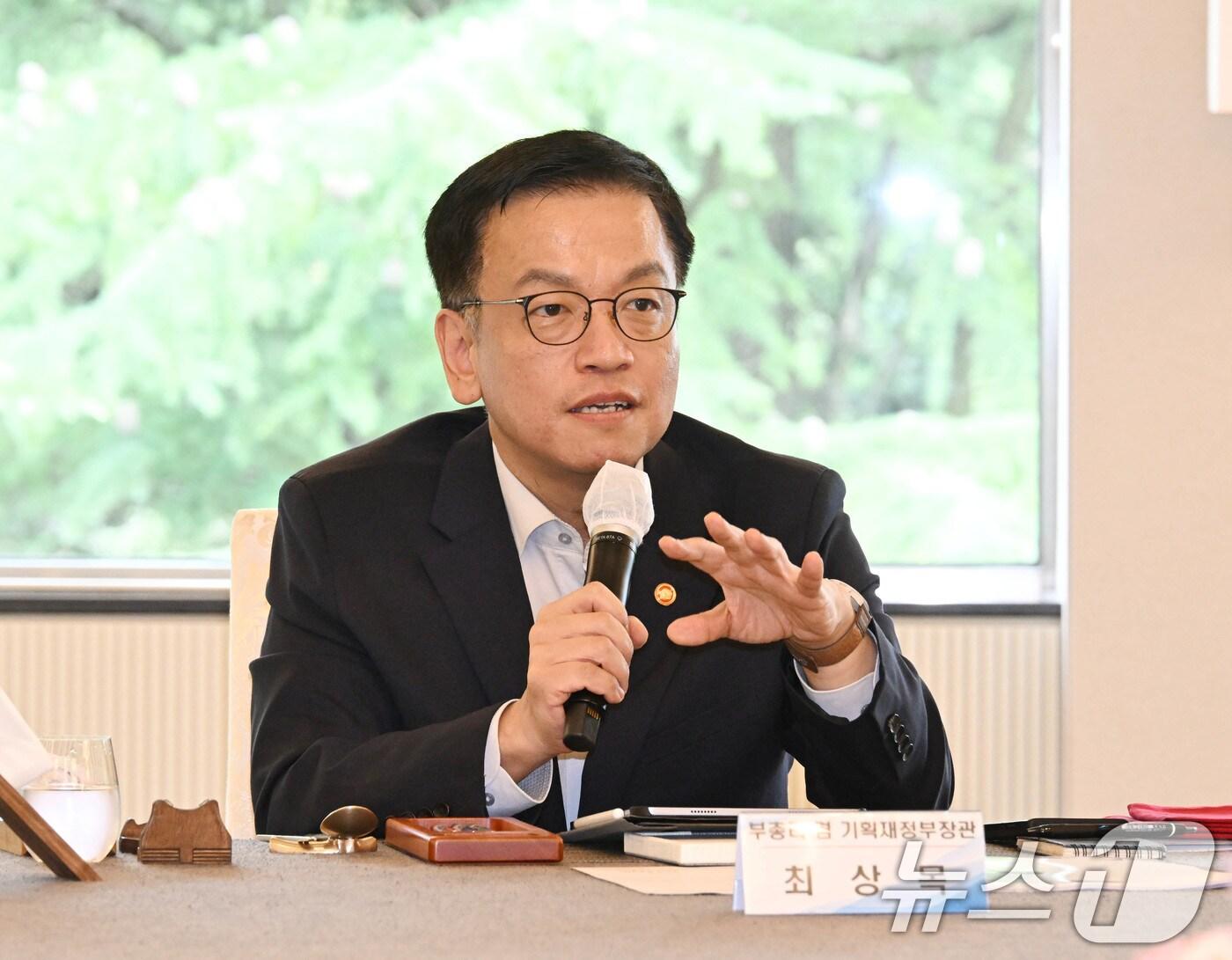 본문 이미지 - 최상목 경제부총리 겸 기획재정부 장관이 17일 경북 포항시 포스코 청송대에서 열린 투자활성화를 위한 관계부처 합동 현장간담회에서 모두발언을 하고 있다. (기획재정부 제공) 2024.10.17/뉴스1