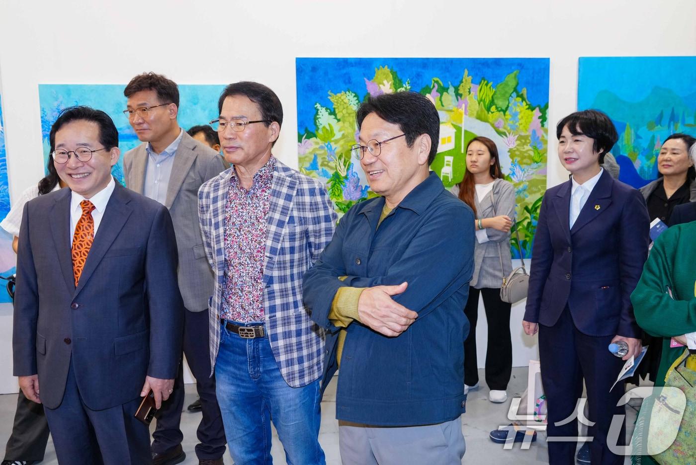 강기정 광주시장이 지난 10일 오후 서구 김대중컨벤션센터에서 열린 '제15회 광주국제미술전람회(아트광주24) 개막식'에 참석해 작품을 관람하고 있다.(광주시 제공)/뉴스1 