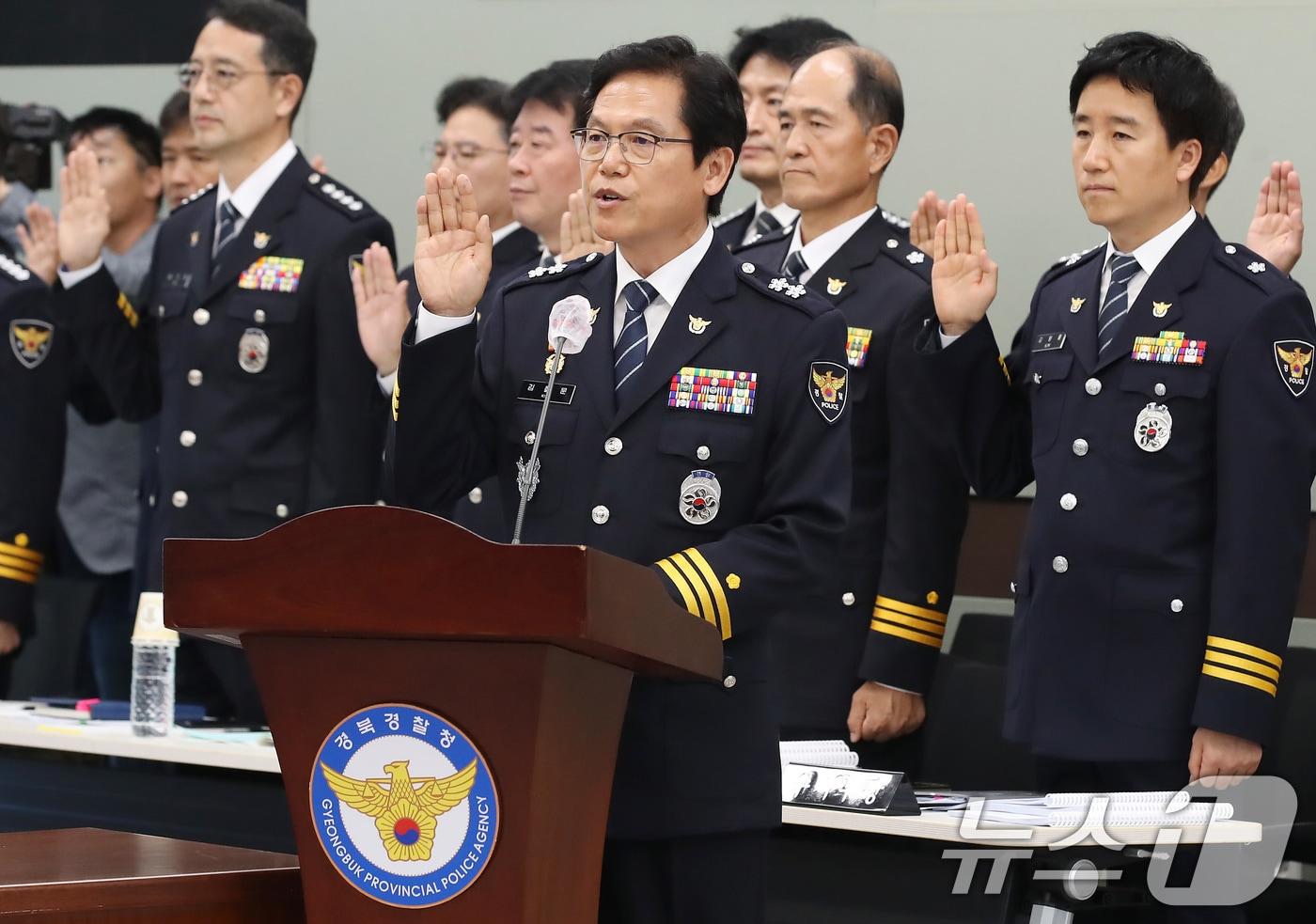 본문 이미지 - 김철문 경북경찰청장이 17일 오후 경북경찰청에서 열린 국회 행정안전위원회의 국정감사에서 선서를 하고 있다. 2024.10.17/뉴스1 ⓒ News1 공정식 기자