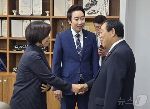 본문 이미지 - 단식을 마치고 업무 복귀한 최민호 세종시장&#40;오른쪽&#41;이 17일 오후 세종시의회 의장실을 방문해 임채성 의장&#40;가운데&#41;에 이어 김현옥 시의회 더불어민주당 원내대표와 악수하고 있다. 2024.10.17/뉴스1 ⓒ News1 장동열 기자