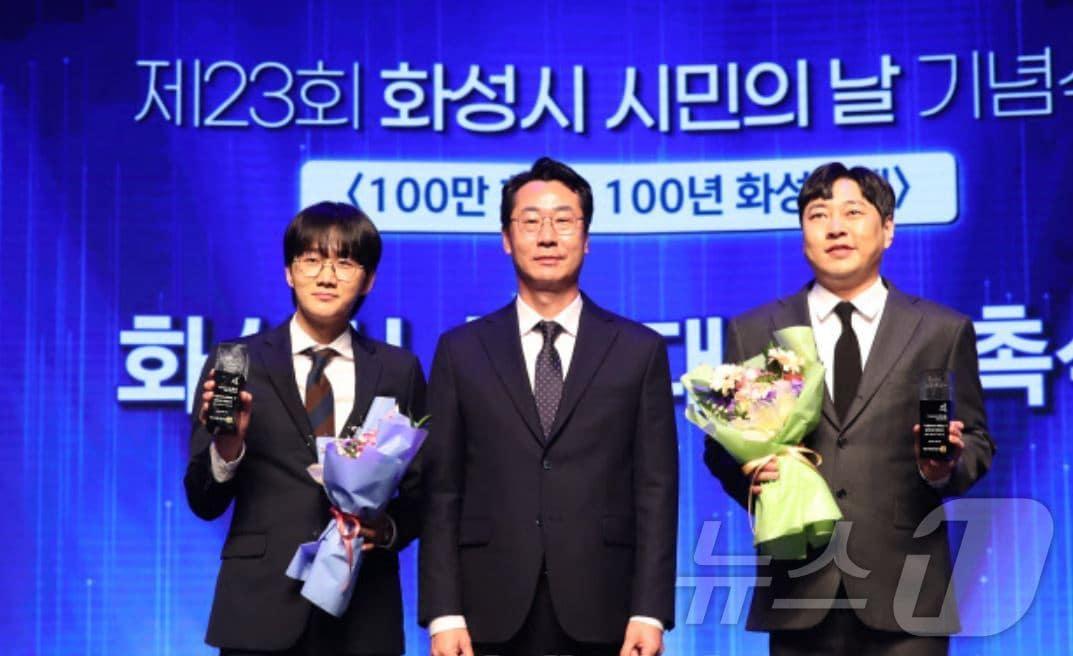 본문 이미지 -  지난해 3월 화성시 홍보대사로 위촉된 개그맨 이진호, 이용진씨가 정명근 화성시장과 기념촬영을 하고 있다.(화성시 제공)