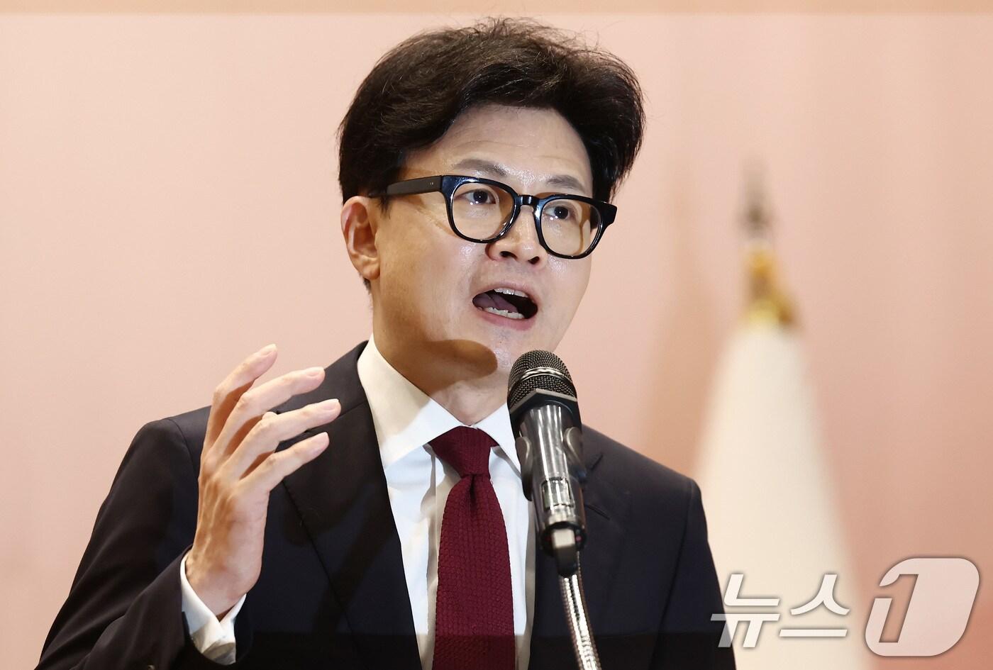 본문 이미지 - 한동훈 국민의힘 대표가 17일 오후 서울 여의도 국회 의원회관에서 열린 2024 전국 광역의원 연수에서 인사말을 하고 있다. 2024.10.17/뉴스1 ⓒ News1 김민지 기자