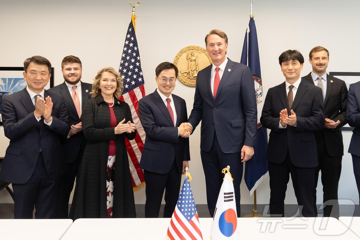 미국 현지시간 16일 오전 버지니아 알링턴 주지사 사무실에서 김동연 경기도지사가 글렌 영킨(Glenn Youngkin) 버지니아 주지사와 면담을 하고 기념촬영을 하고 있다.(경기도 제공)