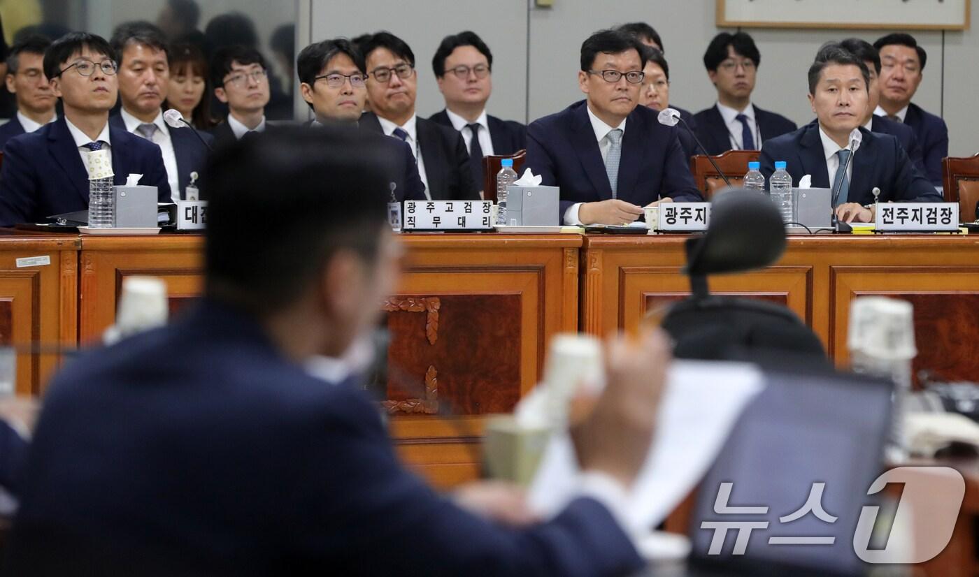 본문 이미지 - 박영진 전주지방검찰청 검사장이 17일 대전광역시 대전고등검찰청에서 열린 국회 법제사법위원회 국정감사에서 박준태 국민의힘 국회의원의 질의를 듣고 있다. 2024.10.17/뉴스1 ⓒ News1 유경석 기자