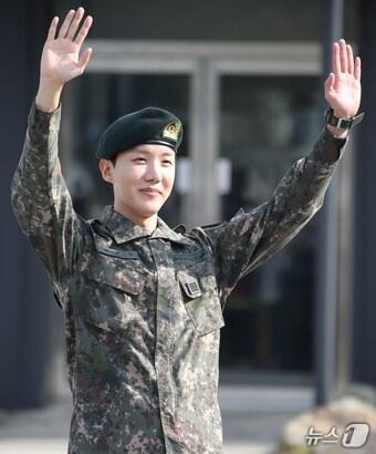 본문 이미지 - 방탄소년단(BTS) 제이홉(30)이 17일 강원도 원주시에 위치한 육군 제36보병사단 백호 신병교육대에서 육군 현역으로 군 복무를 마친 뒤 인사를 하고 있다. 제이홉은 지난해 4월 입대해 육군 제36보병사단 백호 신병교육대에서 조교로 복무해왔다. 2024.10.17/뉴스1 ⓒ News1 권현진 기자