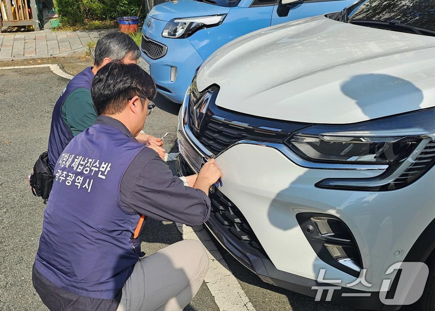 본문 이미지 - 광주시 상습 체납차량 번호판 영치.(광주시 제공)/뉴스1 ⓒ News1 박준배 기자
