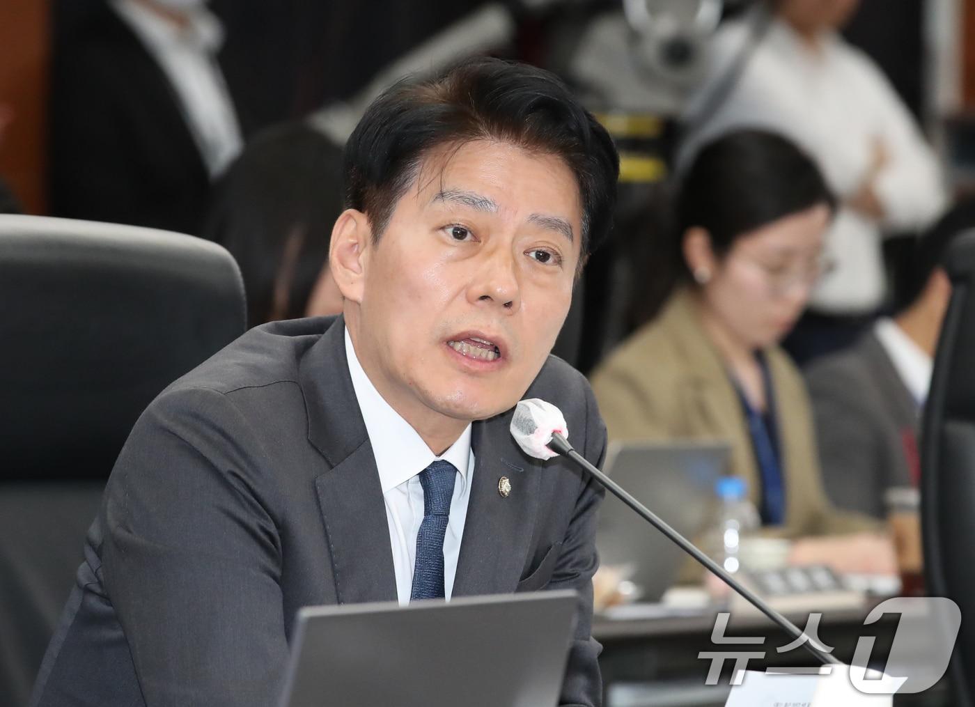 본문 이미지 - 한민수 더불어민주당 위원이 17일 대전 한국과학기술원(KAIST)에서 열린 국회 과학기술정보방송통신위원회 국정감사에서 질의하고 있다. 2024.10.17/뉴스1 ⓒ News1 김기태 기자