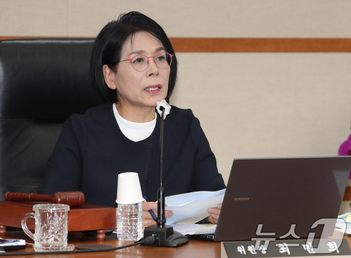 본문 이미지 - 최민희 위원장이 17일 대전 한국과학기술원(KAIST)에서 열린 국회 과학기술정보방송통신위원회 국정감사에서 질의하고 있다. 2024.10.17/뉴스1 ⓒ News1 김기태 기자